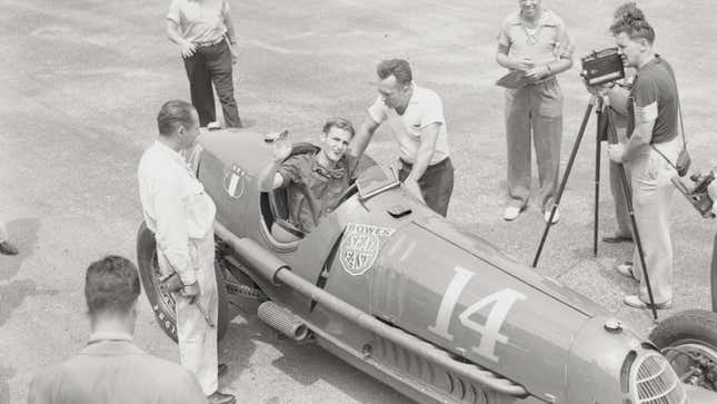 1937 年のヴァンダービルト カップ中に車に座るレックス メイズ